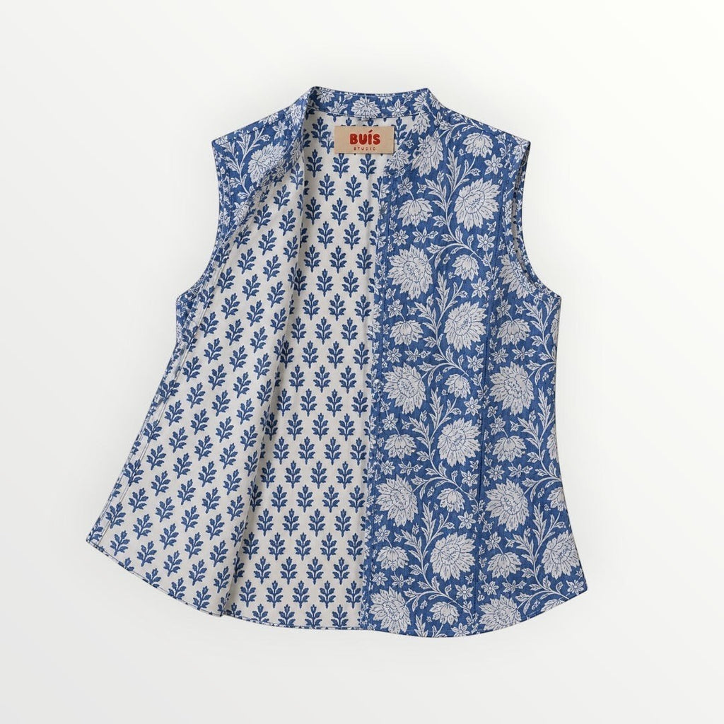 BUÍS STUDIO blue and white reversible cotton gilet with floral and leaf prints. Sleeveless, mandarin collar, and practical pockets.